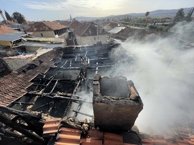 Ulubey'deki ev yangını karı kocayı ayırdı