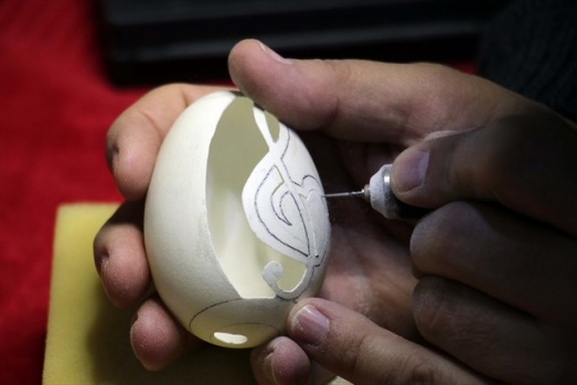 Yumurta kabukları, polis memurunun elinde sanat eserine dönüşüyor