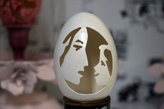 Yumurta kabukları, polis memurunun elinde sanat eserine dönüşüyor