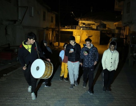 Uşak'ta bir köyün "ramazan davulcusu" çocuklar oldu