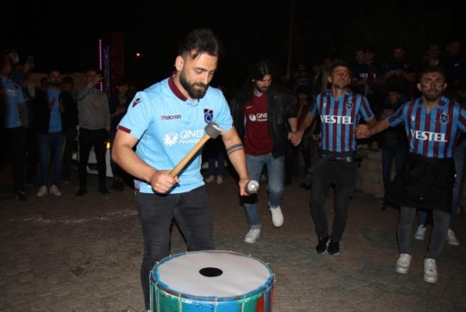 Trabzonspor taraftarları Uşak'ta şampiyonluğu kutluyor