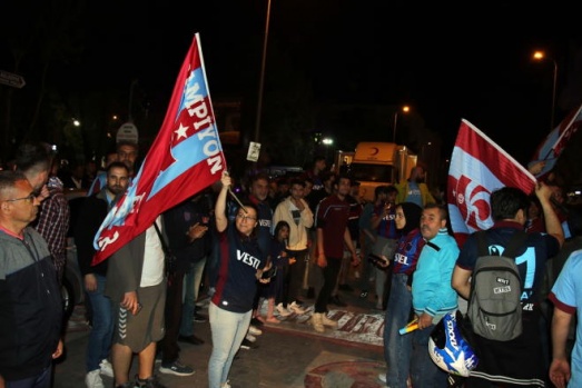 Trabzonspor taraftarları Uşak'ta şampiyonluğu kutluyor