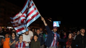 Trabzonspor taraftarları Uşak#039;ta şampiyonluğu kutluyor