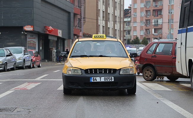 Uşak Belediye Başkanı Çakın, kadın taksiciyle şehir turu yaptı