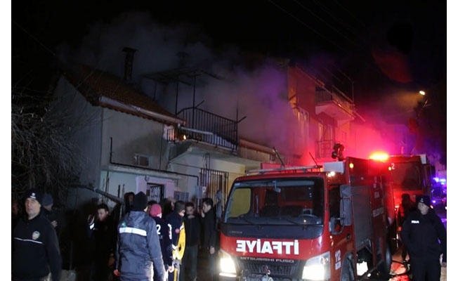 Uşak'ta binada çıkan yangında 3 kişi dumandan etkilendi