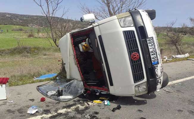 Uşak'ta tarım işçisi ailelerini taşıyan minibüs devrildi, 7 yaralı