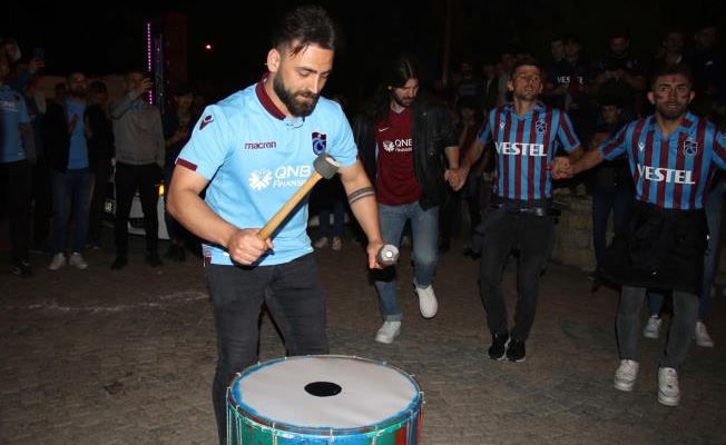 Trabzonspor taraftarları Uşak'ta şampiyonluğu kutladı
