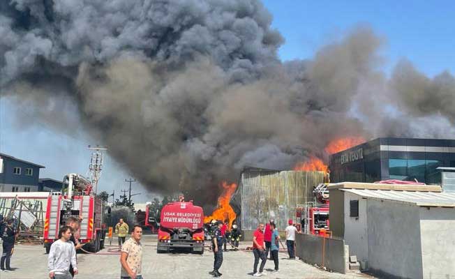 Uşak Deri Karma OSB'de tekstil fabrikasında yangın çıktı