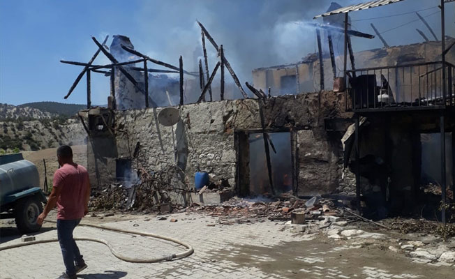 Uşak'ta müstakil bir ev tamamen yandı