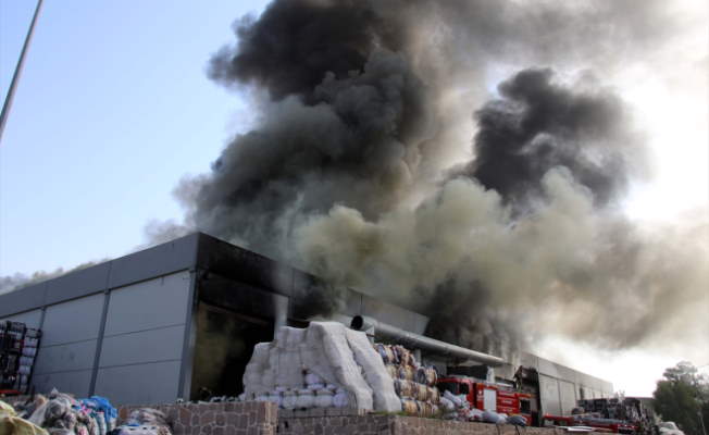 Uşak'ta iplik fabrikasında çıkan yangın söndürüldü