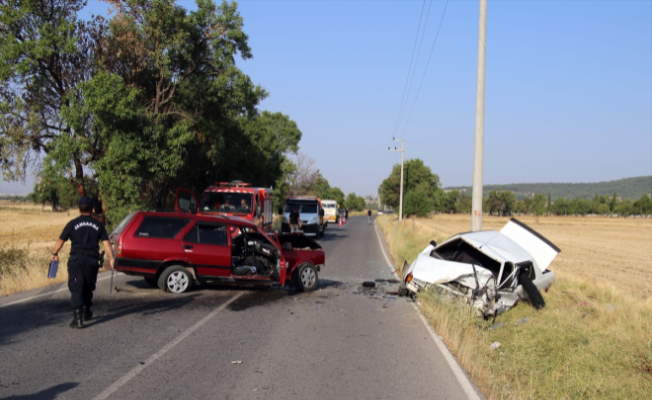 Uşak'ta trafik kazası, 5 kişi yaralandı
