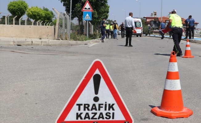 Uşak'ta traktör ile hafif ticari aracın çarpışması sonucu 13 kişi yaralandı