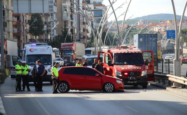 Uşak'ta bariyere çarpan otomobilin sürücüsü yaralandı
