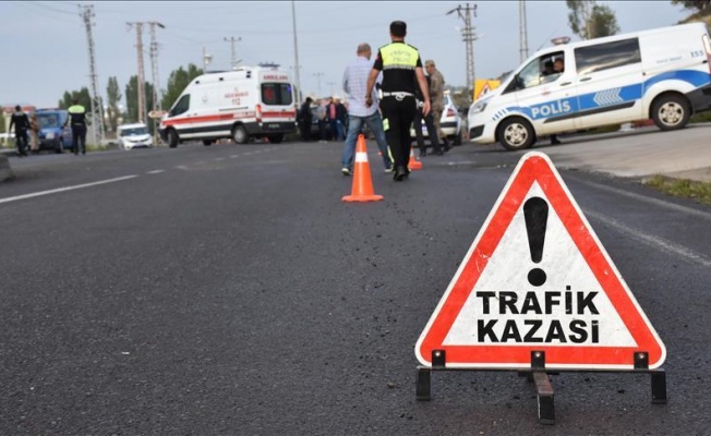 Uşak'ta iki otomobilin çarpıştığı kazada 2 kişi yaralandı
