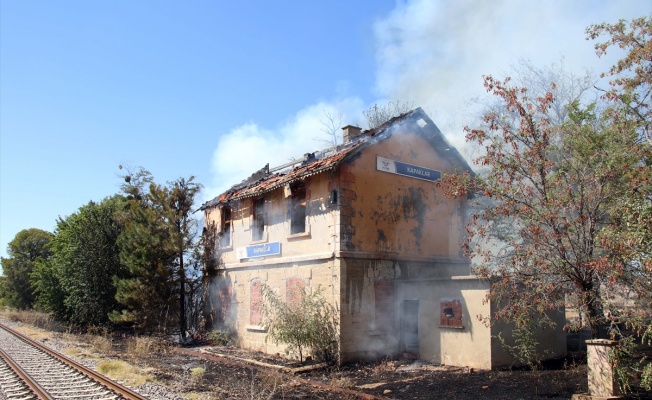 Uşak'ta otluk alanda çıkan yangının sıçradığı tarihi istasyon binası zarar gördü