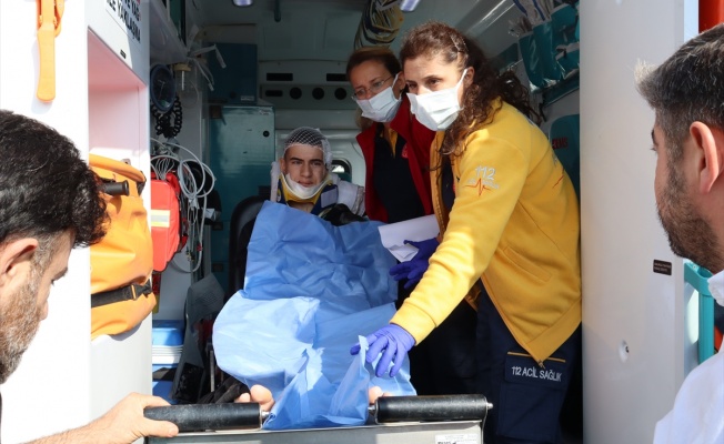 Denizlispor ekibini taşıyan minibüs direğe çarptı, 12 kişi yaralandı