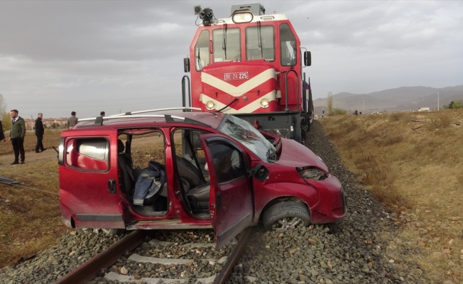 Hemzemin Geçitte Trenin Çarptığı Aracın Sürücüsü Öldü