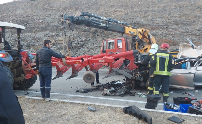 Kula'daki feci kazada traktöre çarpan otomobildeki bir kişi öldü