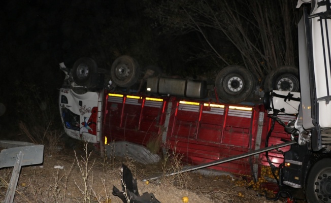 Sandıklı ilçesi yakınlarında tır ile kamyonun çarpışması sonucu 2 kişi yaralandı.
