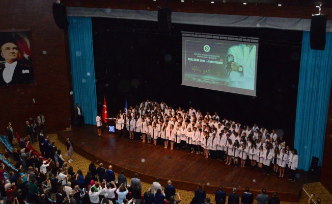 Uşak Üniversitesi Tıp Fakültesi Öğrencileri Beyaz Önlük Giydi