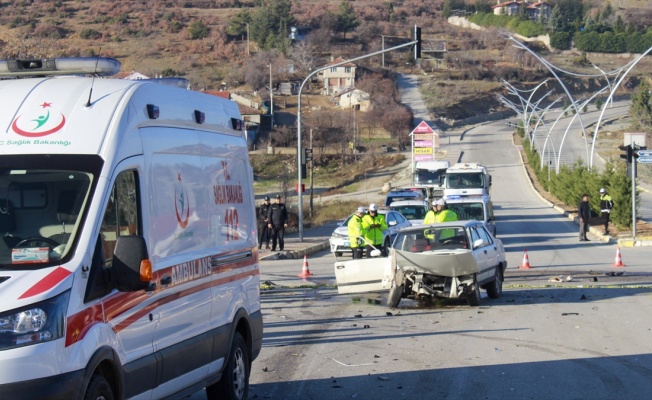 Uşak'ta 2 Otomobilin Çarpıştığı Kazada 1 Kişi Öldü, 3 Kişi Yaralandı
