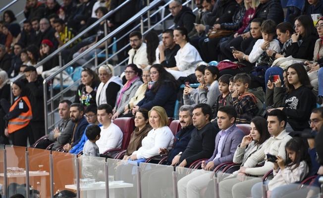 Uşak Valisi Ergün, 100 Öğrenciyle Basketbol Müsabakasını İzledi