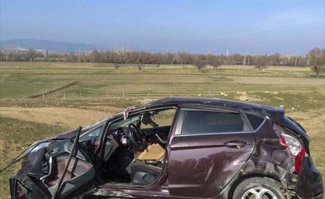 Banaz'da Tarlaya Devrilen Otomobilin Sürücüsü Yaralandı