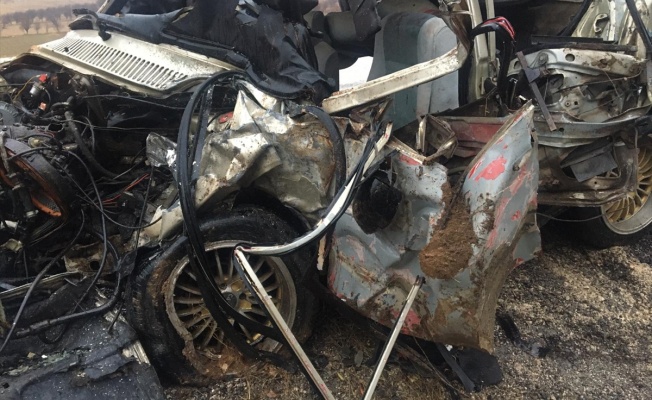 Dinar'da Kamyonet İle Otomobilin Çarpıştığı Kazada 2 Kişi Öldü