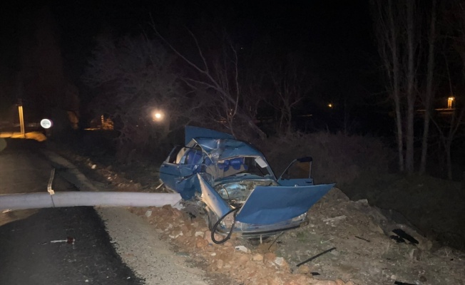 Eşme'de Elektrik Direğine Çarpan Otomobilin Sürücüsü Öldü