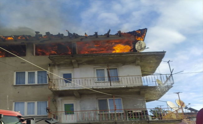 Uşak'ta 3 Katlı Apartmanda Çıkan Yangın Korkuttu