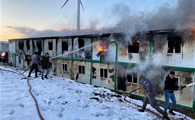 Banaz'da Prefabrik Yatakhanede Çıkan Yangın Söndürüldü