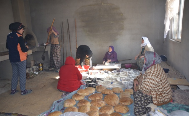 Banaz Köylerinde Kadınlar Köy Fırınlarında Depremzedeler İçin Ekmek Yapıyor.