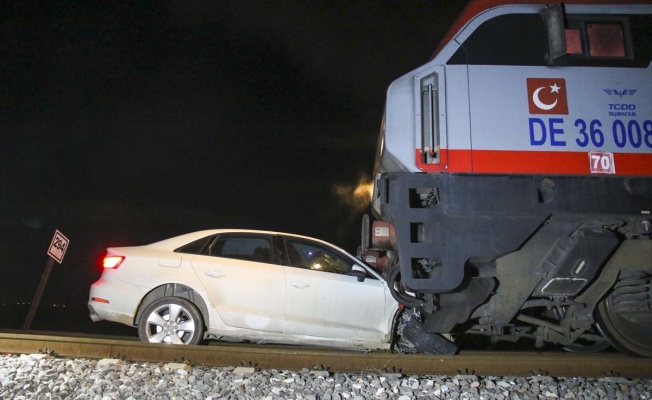 Uşak'ta Yük Treninin Çarptığı Otomobildeki 2 Kişi Yaralandı