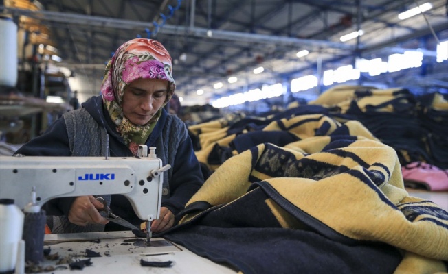 Uşak'taki Battaniye Fabrikaları Depremzedeler İçin Çalışıyor