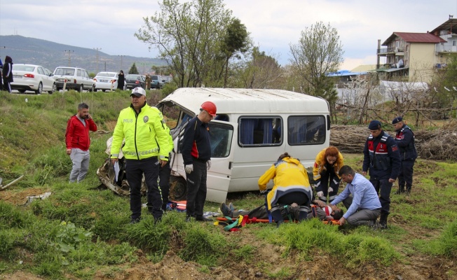Uşak'taki Trafik Kazasında 5 Kişi Yaralandı