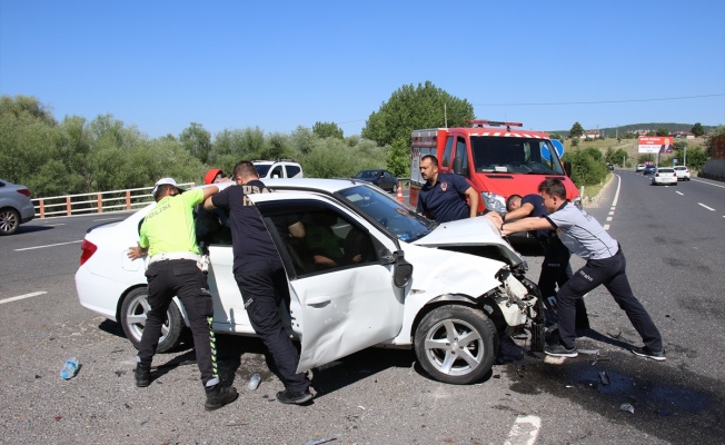 2 Otomobil Çarpıştı Kazada Sürücüler Yaralandı