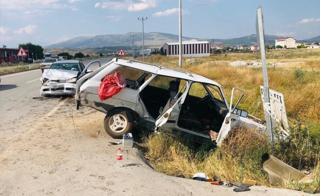 Çivril'deki Trafik Kazasında 3 Kişi Yaralandı