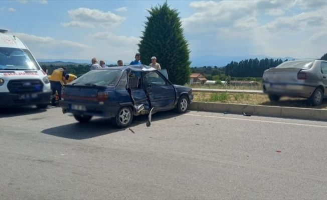 Gediz'de Trafik Kazası 3 Yaralı