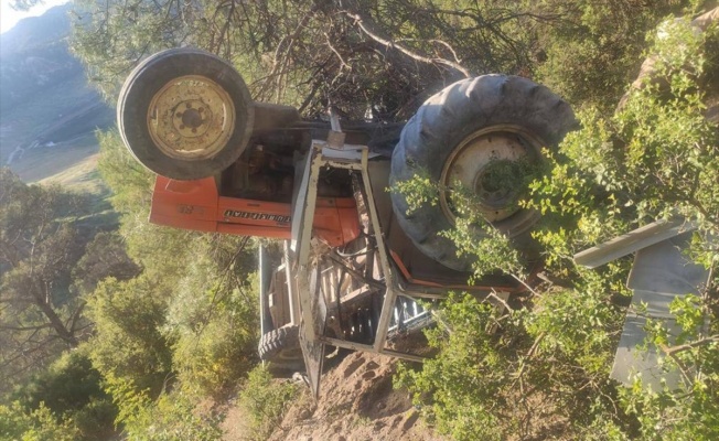 Ormanlık Alana Devrilen Traktör Sürücüsü Yaralandı
