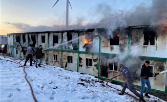 Banaz'da Prefabrik Yatakhanede Çıkan Yangın Söndürüldü