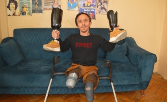 Protez Bacakları Ve Koltuk Değnekleriyle Deprem Bölgesine Yardıma Koştu