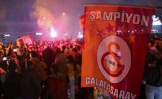 Galatasaraylı Taraftarlar Uşak'ta Sokağa Döküldü