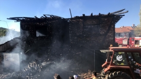 Uşak'ta müstakil ev yandı