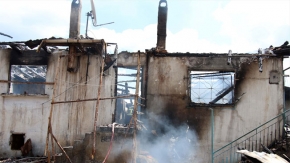 Uşak'taki yangında dumandan etkilenen yaşlı çift hastaneye kaldırıldı