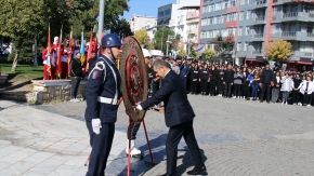 Uşak'ta, 29 Ekim Cumhuriyet Bayramı kutlamaları çelenk sunma törenleriyle başladı.